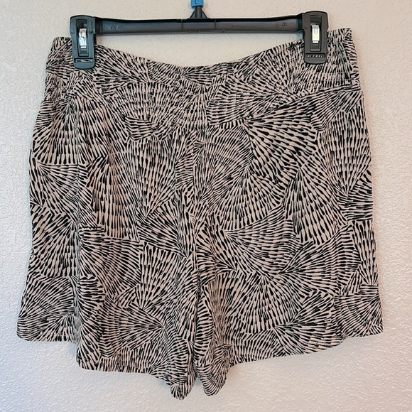 Womens pull on shorts size medium. - Picture 2 of 5